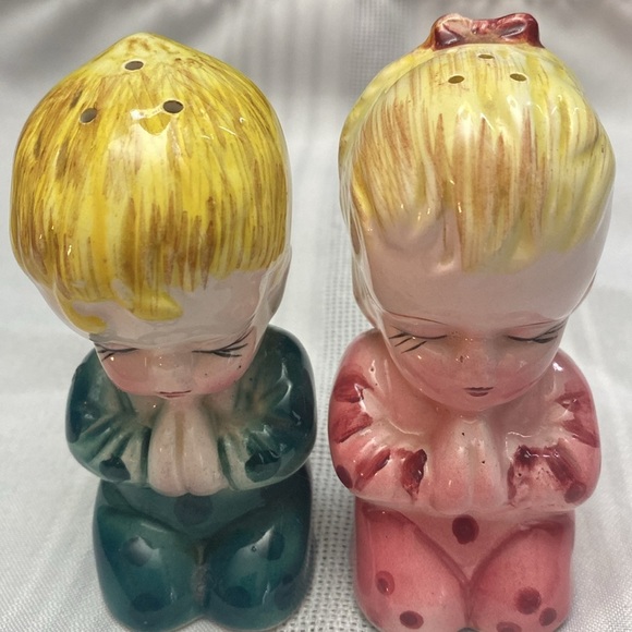 Vintage Ceramic Praying salt and pepper shakers in Pink and Green - Picture 15 of 15